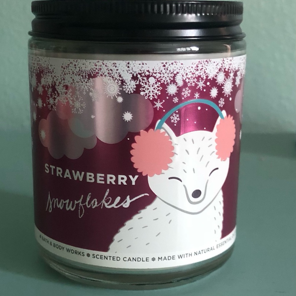 NEW! Bath & Body Works Single Wick Candle- Strawberry Snowflakes